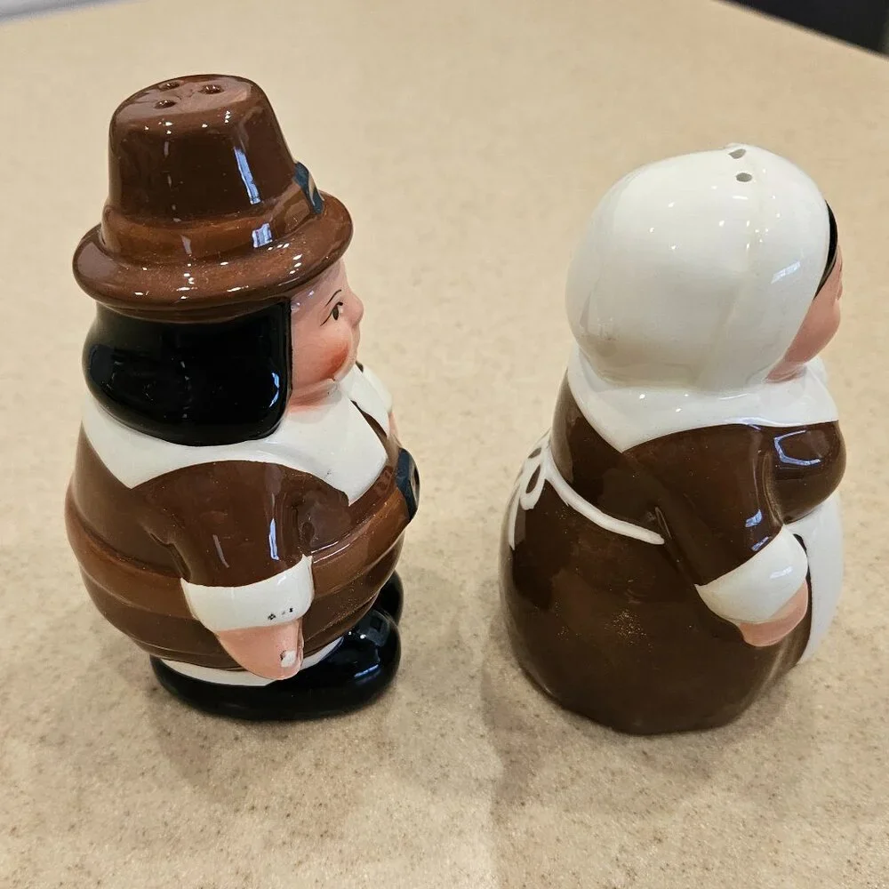 LIMITED PUBLIX CERAMIC THANKSGIVING FALL PILGRIM SALT & PEPPER SHAKERS SET